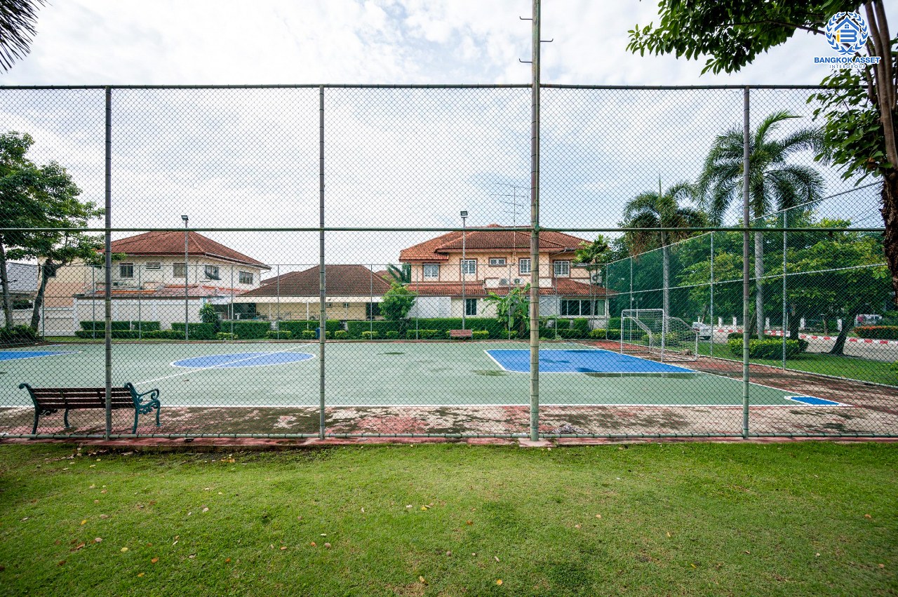 บ้านมือสองตกแต่งใหม่ โครงการ วรารมย์ เพชรเกษม81 แบรนด์ Q.House รองรับทุกความสุขใกล้ส่วนกลาง เนื้อที่ 64.1 ตร.ว. ฟังก์ชัน 4 ห้องนอน 3 ห้องน้ำ 1 ห้องอเนกประสงค์ จอดรถได้ 2 คัน บนทำเลใกล้ The Mall บางแค และเชื่อมต่อ ถนนกาญจนาฯ ถนนบางบอน และถนนพุทธมณฑลสาย4